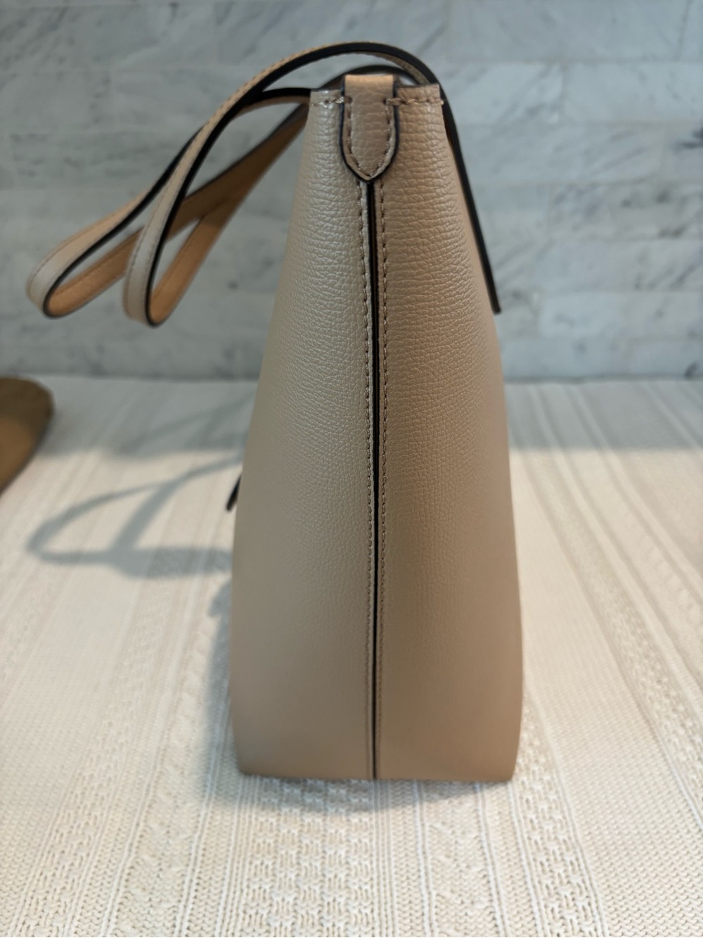 Burberry Camel Leather Zip Tote with Detachable Logo Tag in PRISTINE Condition - Picture 4 of 11